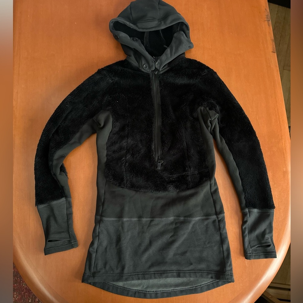 Haglöfs Women’s black hooded thermal layer pullover size small